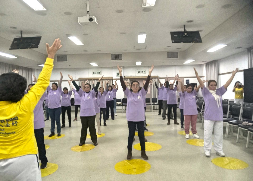 Image for article ​Lima, Peru: Hastane Personeli Falun Gong Egzersizlerini Öğrendi