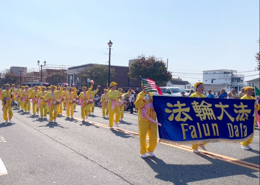 Image for article ​New Jersey, ABD: Falun Dafa, Ocean County Columbus Günü Geçit Töreni'nde Sıcak Karşılandı