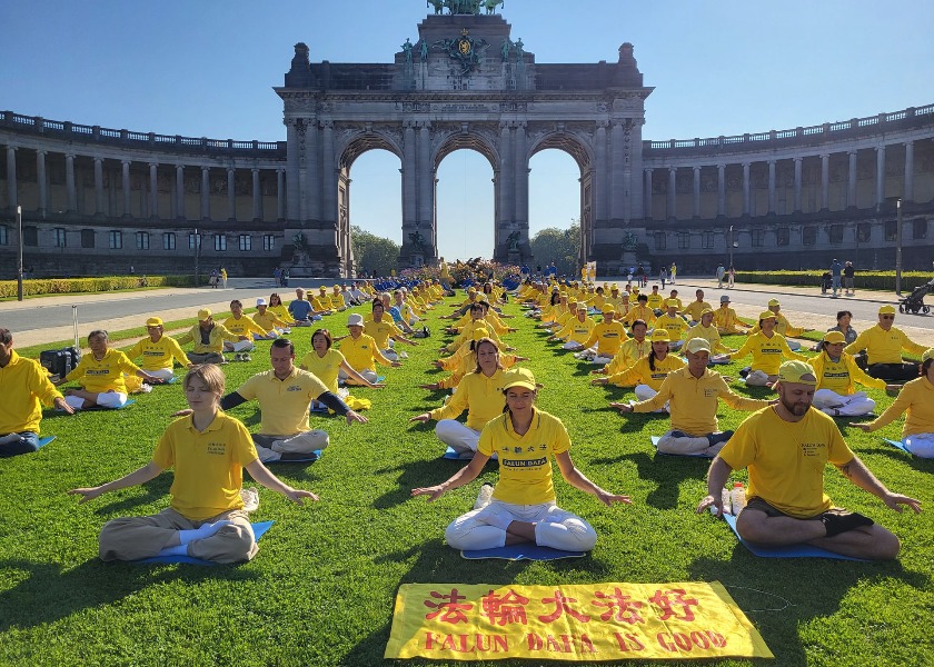 Image for article Belçika, Brüksel: İnsanlara Uluslararası Barış Günü'nde Falun Gong ve ÇKP'nin Zulmü Hakkında Bilgi Verildi