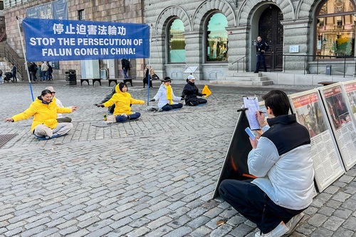 Image for article İsveç: İnsanlar Stockholm'ün Merkezindeki Etkinlikler Sırasında Falun Dafa'yı Öğrendi