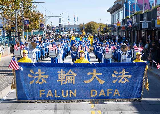 Image for article ​San Francisco, Kaliforniya: Gaziler Günü Geçit Töreninde Falun Dafa Övüldü