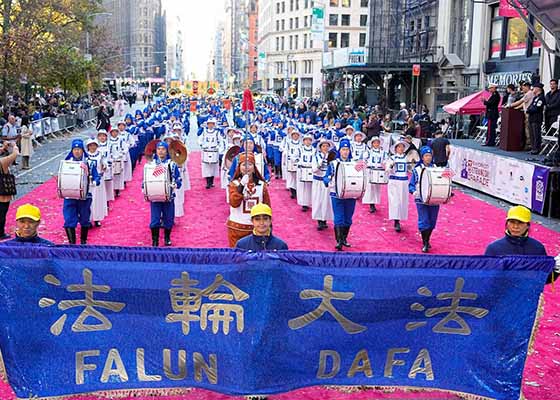 Image for article ​Manhattan, New York: İnsanlar Ülkenin En Büyük Gaziler Günü Geçit Töreninde Falun Dafa Övüldü