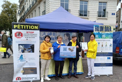 Image for article Fransa: İnsanlar Nantes Place Royale'deki Etkinlikte Falun Dafa'ya Yapılan Zulmü Kınadı