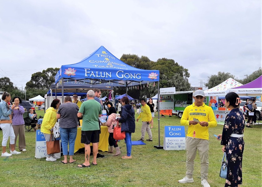 Image for article ​Perth, Avustralya: Yerel Toplum Etkinliklerinde Falun Dafa Tanıtımı