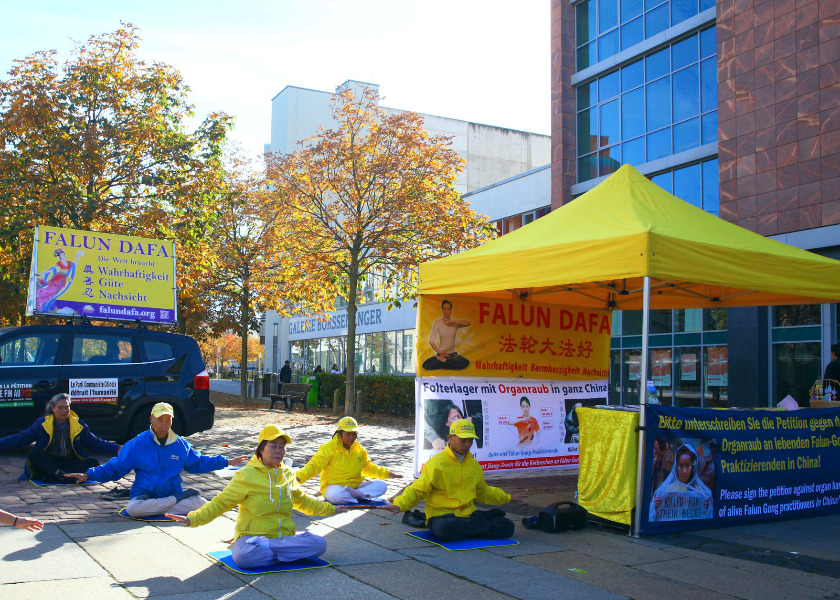 Image for article Almanya: İnsanlar Falun Dafa'yı Öğrendi ve Çin'deki Zulmü Kınadı