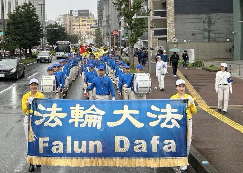 Image for article Japonya: İnsanlar, Çin'de Devam Eden Zulüm Hakkında Farkındalık Yaratmak İçin Düzenlenen Geçit Töreninde Falun Gong Uygulayıcılarını Destekledi