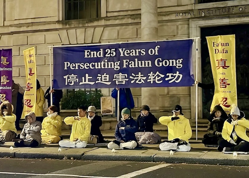 Image for article İngiltere: Falun Dafa Uygulayıcıları Zulmü Protesto Etmek İçin İnsan Hakları Günü'nde Mum Işığı Nöbeti Düzenledi