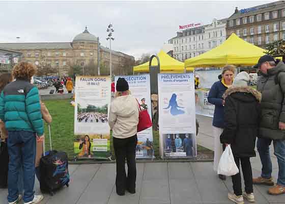 Image for article Fransa: İnsanlar Bilgilendirme Günü Etkinliğinde Falun Dafa'yı Öğrendi