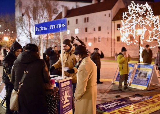 Image for article Slovakya: Yerel Halk ve Turistler Falun Dafa'ya Yapılan Zulmü Kınadı