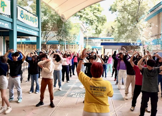 Image for article ​Meksika: Uygulayıcılar, Meksika Şehir Lisesi’nde Falun Dafa'yı Tanıttı