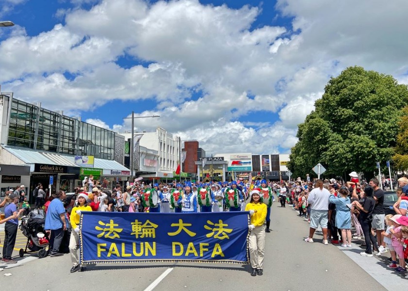 Image for article ​Yeni Zelanda: Falun Dafa Uygulayıcıları Beş Şehirdeki Noel Geçit Törenlerine Katıldı