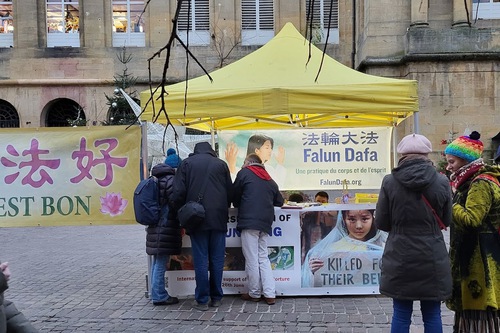 Image for article Fransa: İnsanlar Bilgilendirme Günü Etkinliğinde Falun Dafa'yı Öğrendi