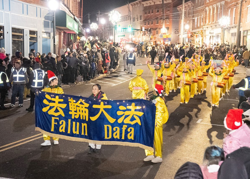 Image for article ​ABD, New York'un Kuzeyi: Falun Dafa Ekibi, Noel Işıklandırması Geçit Törenlerinde İyi Karşılandı