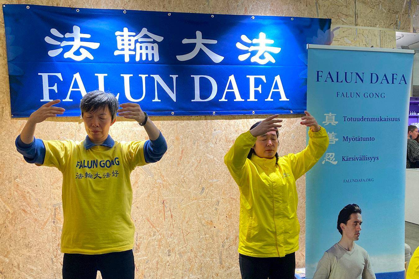 Image for article Finlandiya: “Kendimi Seviyorum” Fuarında Falun Dafa'yı Tanıtmak