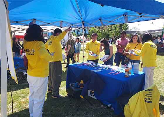 Image for article ​Arizona, ABD: Gilbert Festivali Ziyaretçileri Çin'de Falun Dafa'ya Yapılan Zulmün Sona Erdirilmesi İçin Dilekçeyi İmzaladı