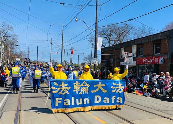 Image for article ​Toronto, Kanada: Paskalya Geçit Töreni Sırasında Falun Dafa Övüldü