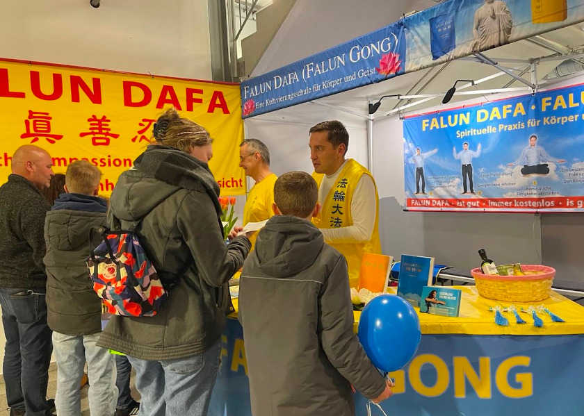 Image for article Almanya: Yaşama Gücü ve Hayat Sağlık Fuarın'da Falun Dafa'nın Tanıtımı Yapıldı