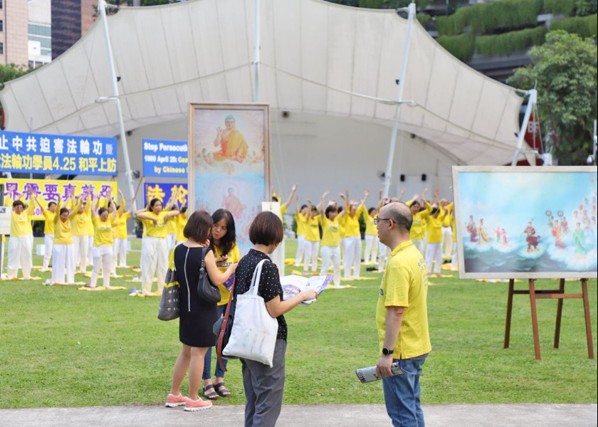 Image for article ​Singapur: 25 Nisan Temyizini Anma Etkinliklerinde İnsanlar Falun Dafa'ya Desteklerini Gösterdi