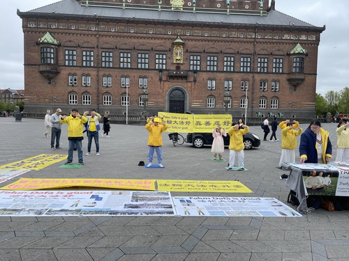 Image for article Danimarka: İnsanlar Kopenhag'daki Dünya Falun Dafa Günü Etkinliğinde Falun Dafa Prensipleriyle Özdeşleşti