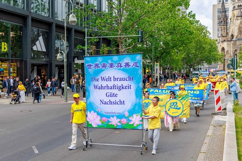 Image for article Berlin, Almanya: Dünya Falun Dafa Günü Geçit Töreni Seyircileri Etkiledi (Bölüm 1)