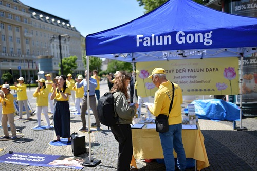 Image for article Slovakya'daki Falun Dafa Uygulayıcıları Falun Dafa Günü'nü Kutlamak İçin Barışçıl Bir Miting Düzenledi