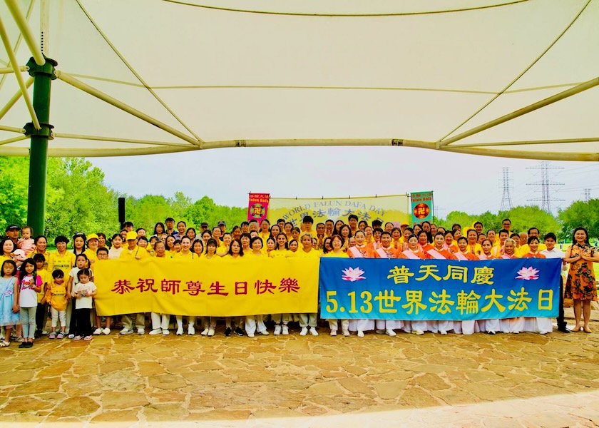 Image for article Teksas, ABD: İnsanlar, Houston'daki Dünya Falun Dafa Günü Kutlamalarında Falun Dafa Hakkında Bilgi Edindi