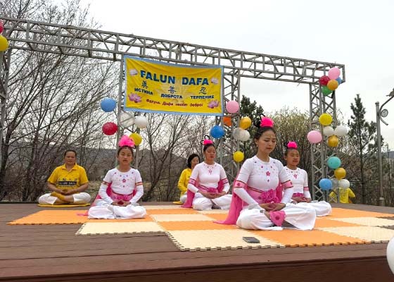 Image for article Moğolistan: Falun Dafa Uygulayıcıları Dünya Falun Dafa Günü'nü Kutladı