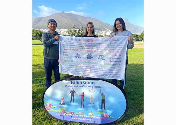 Image for article Cape Town, Güney Afrika: Uygulayıcılar Falun Dafa Günü'nü Kutladı