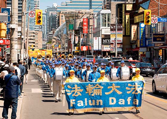 Image for article Toronto'da Dünya Falun Dafa Günü'nü Kutlamak İçin Miting ve Geçit Töreni Düzenlendi (Bölüm 3)
