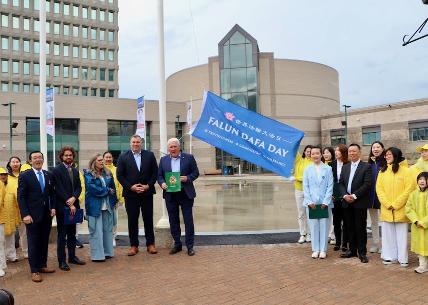 Image for article ​Kanada, Barrie'de 2025 Dünya Falun Dafa Günü’nü Kutlayan Bayrak Göndere Çekildi