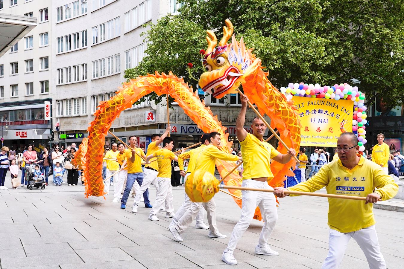 Image for article ​Frankfurt: Uygulayıcılar Dünya Falun Dafa Gününü Halkla Birlikte Kutladı