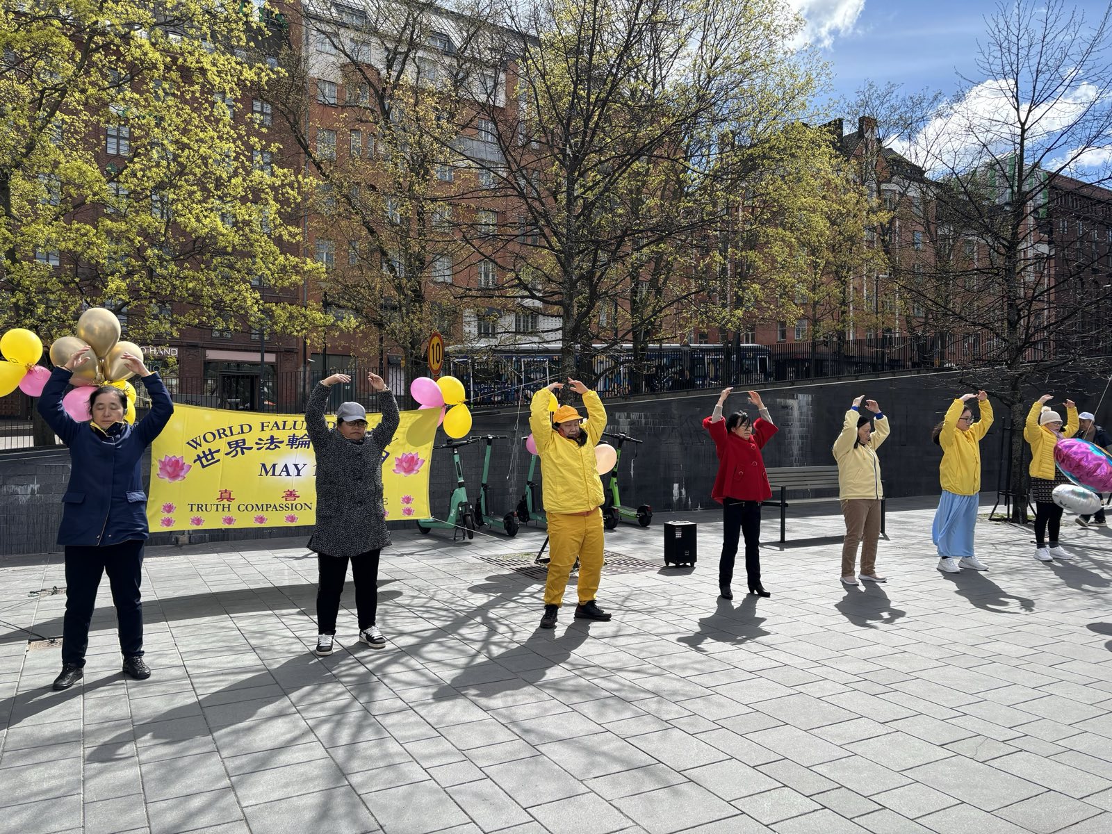 Image for article Finlandiya'daki Falun Dafa Uygulayıcıları Dünya Falun Dafa Günü'nü Kutladı