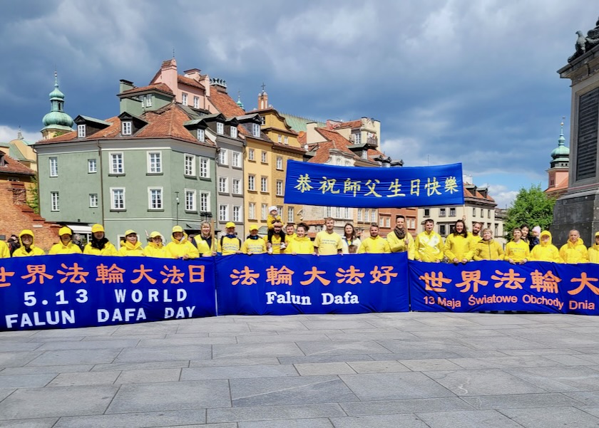 Image for article Polonya: Varşova'daki Uygulayıcılar Dünya Falun Dafa Günü'nü Kutluyor