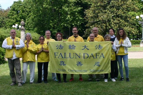 Image for article İtalya: Farklı Şehirlerdeki Uygulayıcılar Dünya Falun Dafa Günü'nü Kutladı
