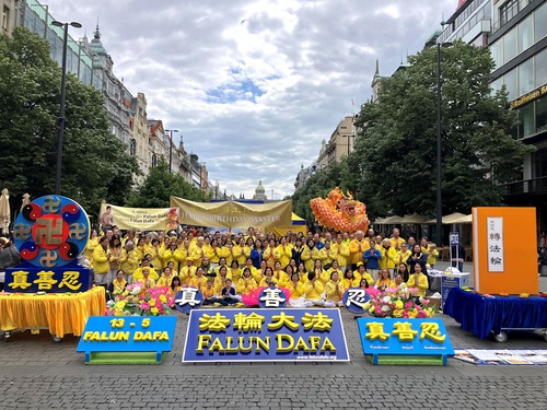 Image for article Prag, Çek Cumhuriyeti: Dünya Falun Dafa Günü Kutlaması Yapıldı