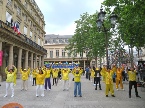 Image for article Fransa: Halk, Dünya Falun Dafa Günü Kutlamalarına Destek Verdi