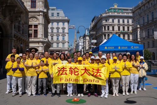 Image for article Avusturya: İnsanlar Viyana'daki Kutlamalar Sırasında Falun Dafa'yı Öğrendi