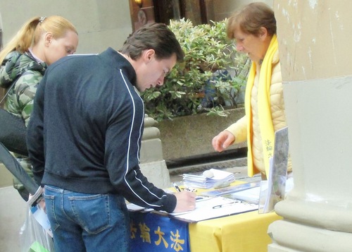 Image for article Cenevre, İsviçre: Yetkililer ve Vatandaşlar Parlamento Dışında da Falun Gong'u Destekledi