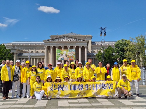 Image for article Budapeşte, Macaristan: Kahramanlar Meydanı'nda Dünya Falun Dafa Günü Kutlamaları Yapıldı