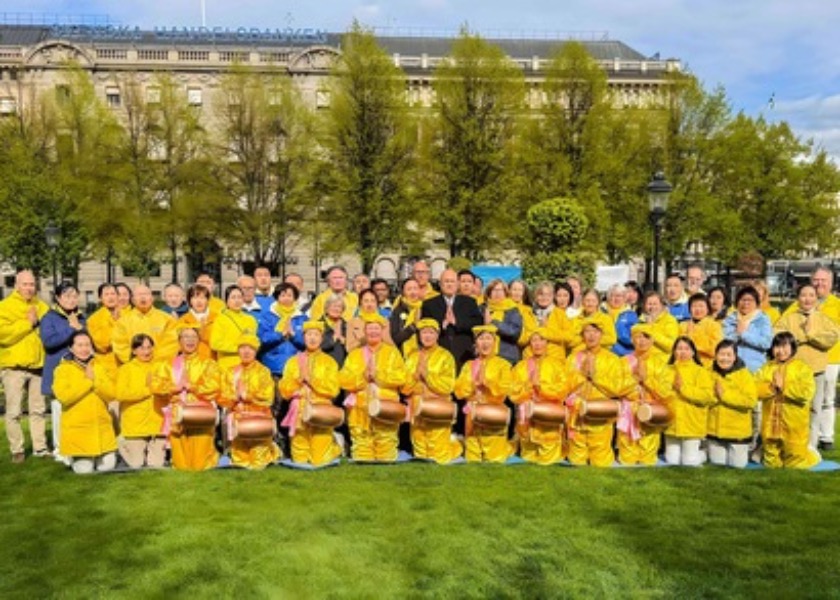 Image for article İsveç: Uygulayıcılar Dünya Falun Dafa Günü'nü Kutladılar ve Shifu'nun Lütfunu Takdir Ettiler
