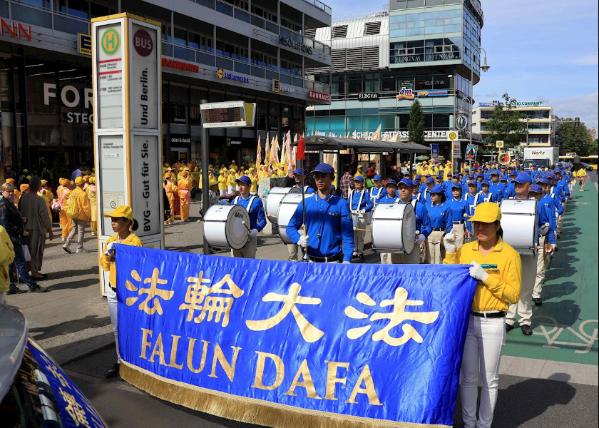 Image for article Berlin, Almanya: Dünya Falun Dafa Günü Geçit Töreni Seyircileri Etkiledi (Bölüm 2)