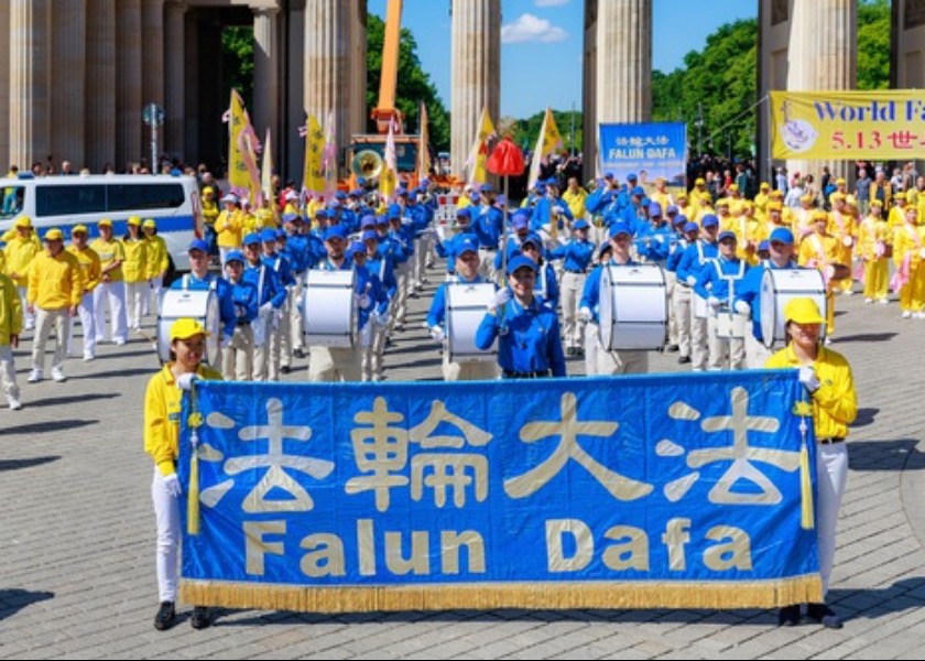 Image for article Berlin: İnsanlar Dünya Falun Dafa Günü'nü Övdükçe Doğruluk, Merhamet ve Hoşgörü İlkeleri Halk Tarafından Tanınıyor