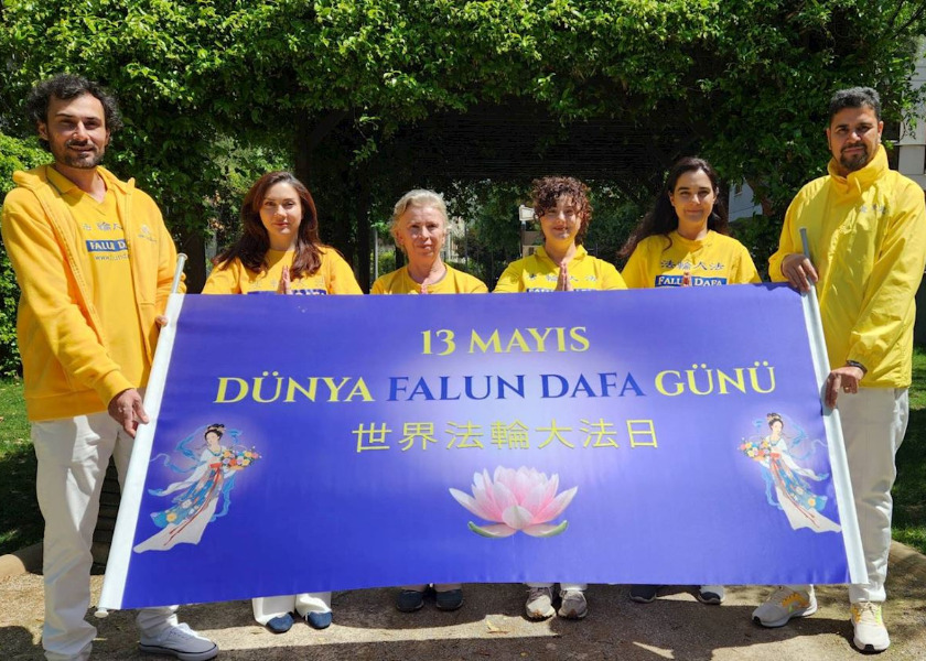 Image for article Türkiye: Uygulayıcılar Dünya Falun Dafa Günü'nü Kutladı