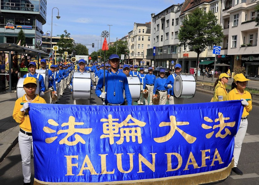 Image for article Almanya: İnsanlar Berlin'deki Dünya Falun Dafa Günü Kutlamaları Sırasında Falun Dafa'yı Övdüler