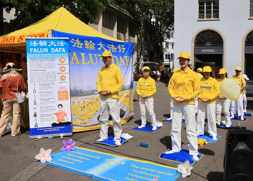 Image for article Zürih, İsviçre: Uygulayıcılar Dünya Falun Dafa Günü'nün Sevincini Paylaşıyor