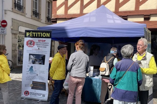 Image for article Falun Dafa Batı Fransa'daki La Roche-sur-Yon'da Tanıtıldı