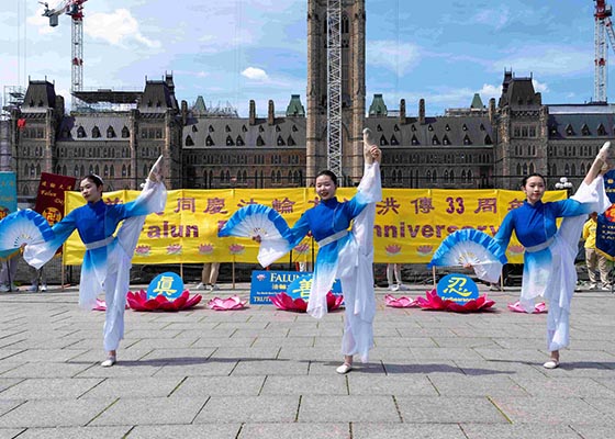 Image for article ​Doğu Kanada'daki Falun Dafa Uygulayıcıları Parlamento Tepesi'nde Dünya Falun Dafa Günü'nü Kutladı