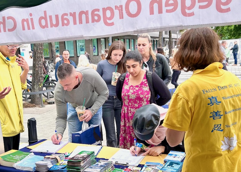 Image for article Almanya: Mannheim'daki İnsanlar Falun Dafa'ya Yönelik Zulmü Kınadı