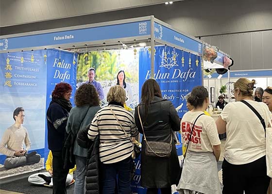 Image for article ​Avustralya: Katılımcılar Melbourne Zihin Beden Ruh Fuarı'nda Falun Dafa Hakkında Bilgi Edindi