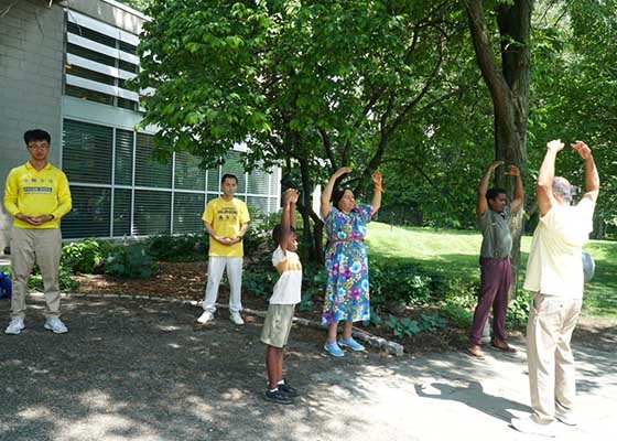 Image for article ​Philadelphia, ABD: Falun Dafa Uygulayıcıları Lovett Anıt Kütüphanesi'nde Egzersizleri Göstermeye Davet Edildi